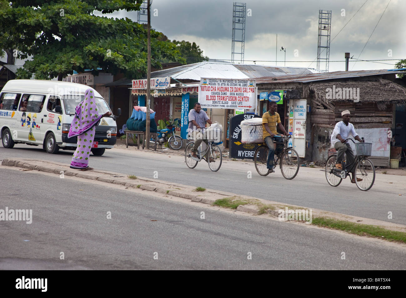Zanzibar, Tanzania. Scena di strada. Segno per la banca del sangue in sullo sfondo al centro. Foto Stock