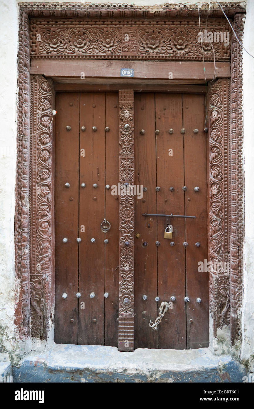 Zanzibar, Tanzania. Arab-Style porta di legno, Stone Town. Foto Stock
