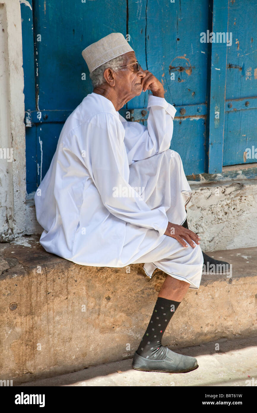 Aboud, un Zanzibari Comorian-Arab di discesa. Egli indossa una kanzu, il tradizionale vestito bianco e un kofia, un tradizionale hat. Foto Stock