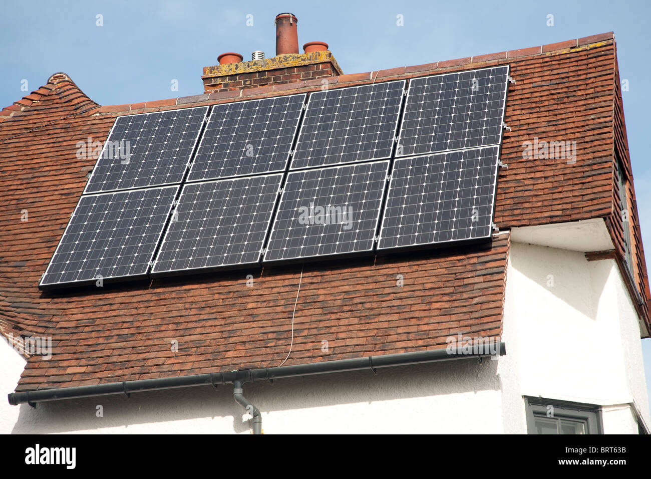 Foto-voltaico tetto i pannelli solari della generazione di energia elettrica Foto Stock