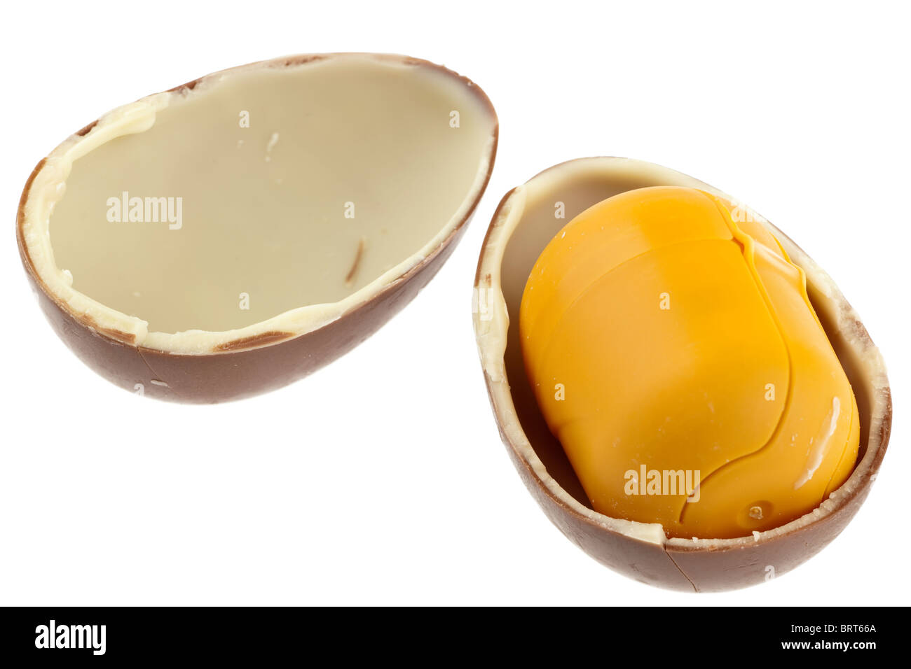 Kinder sorpresa uovo di cioccolato scorporato e suddiviso in due metà con contenitore in plastica Foto Stock