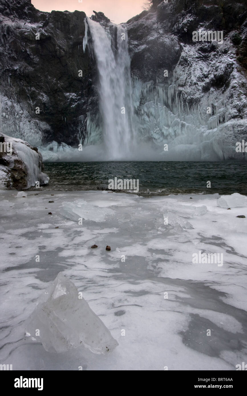Snoqualmie cade in inverno con ghiaccio e neve aggrappate alle pareti del canyon di seguito, Snoqualmie, Washington. Foto Stock