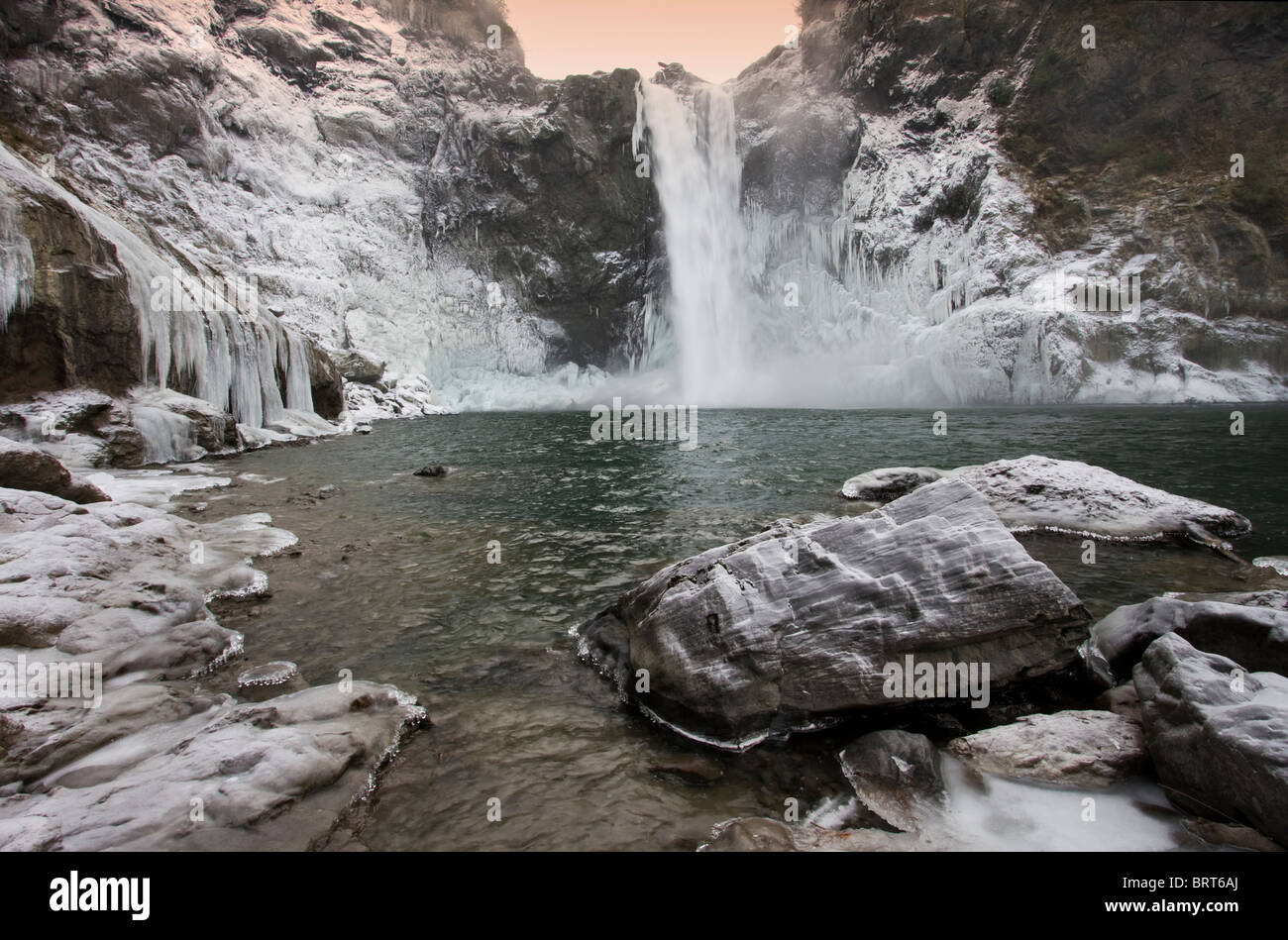 Snoqualmie cade in inverno con ghiaccio e neve aggrappate alle pareti del canyon, Snoqualmie, Washington. Foto Stock