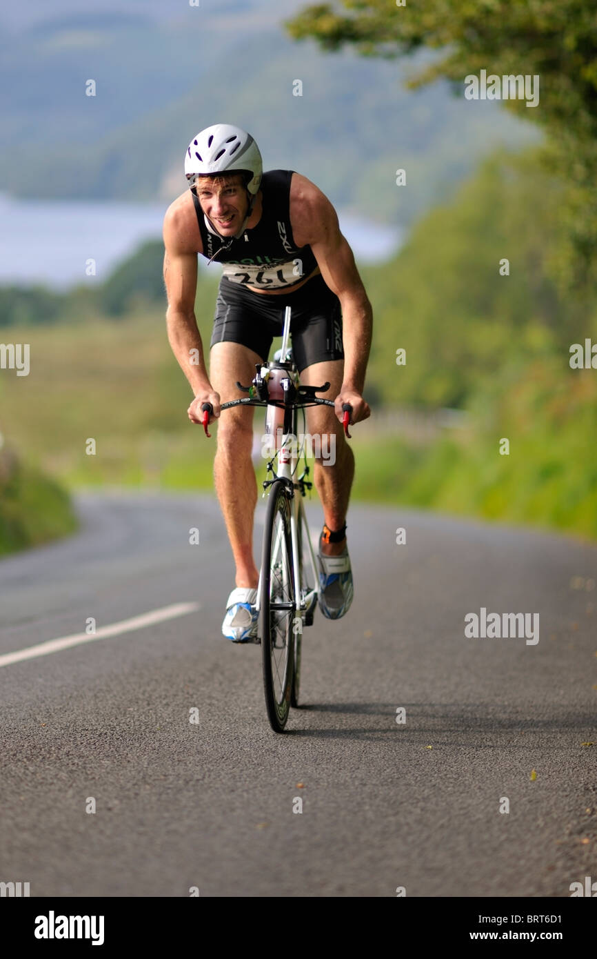 Julian Hatcher, triatleta ricevere incoraggiamento all'inizio del ciclo di corsa, Lake Ullswater, Cumbria, Inghilterra Foto Stock