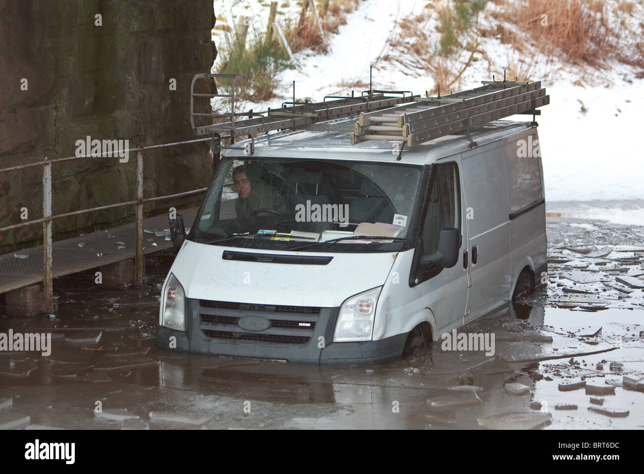 Pericoli di guida invernale. Van sommerso in inverno flood Scotland Regno Unito Foto Stock