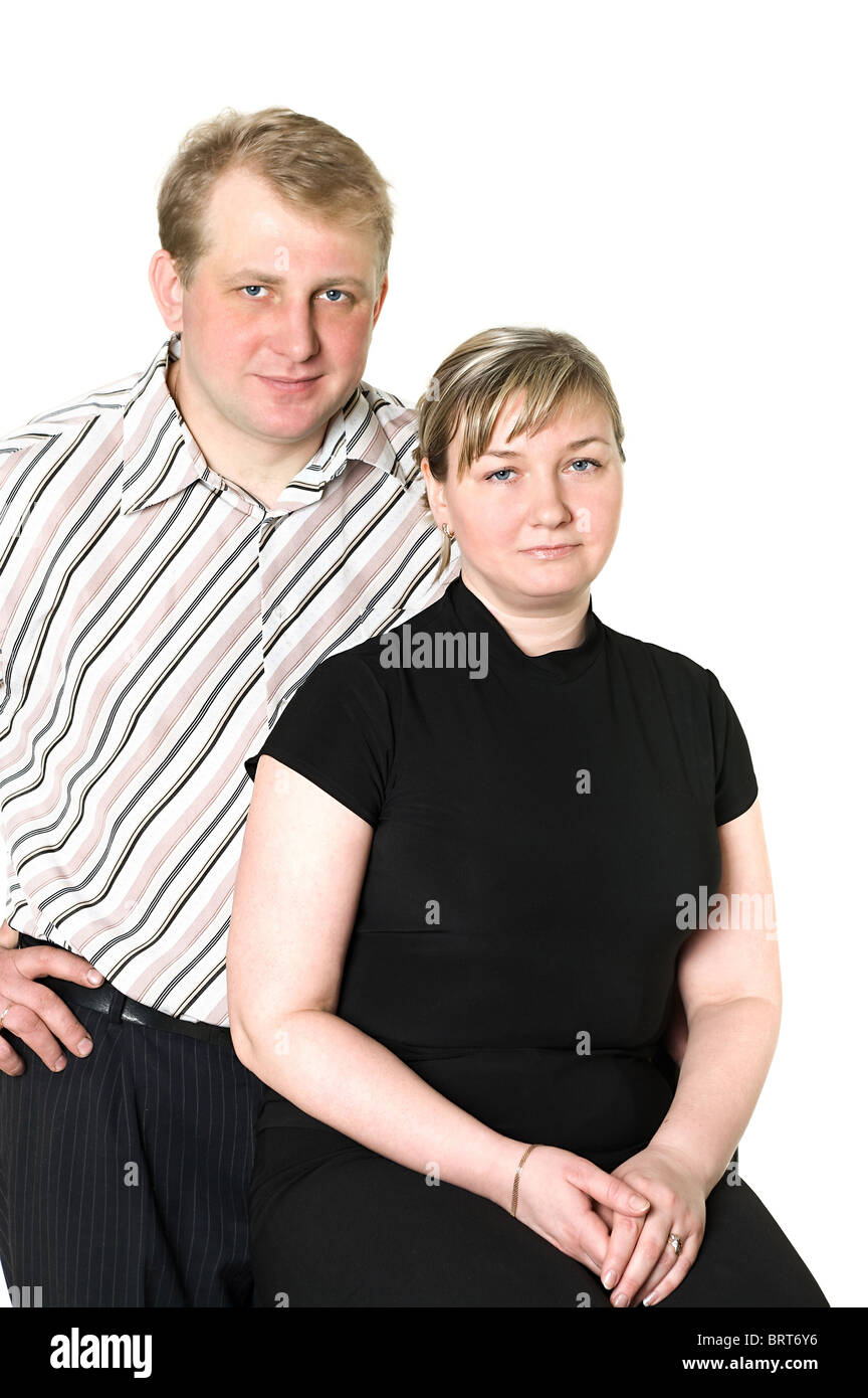La mezza età giovane moglie e marito insieme. Isolato su sfondo bianco. Tagliare Foto Stock