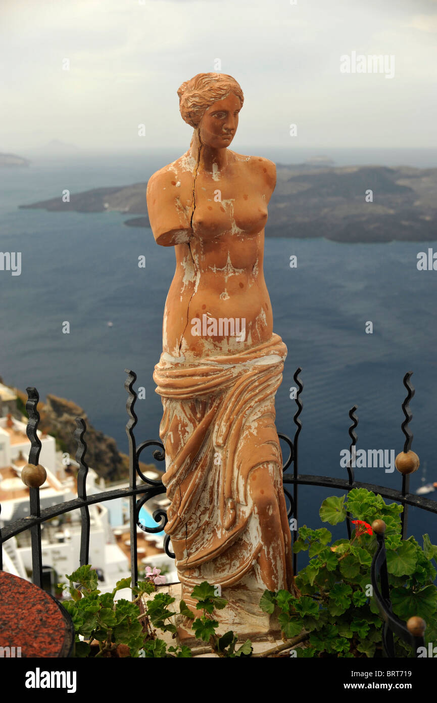 Copia in terracotta della Venere di Milo presso un ristorante sull'isola greca di Santorini nelle Cicladi. Foto Stock
