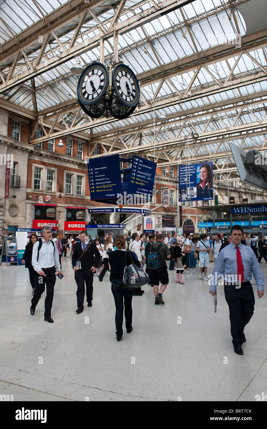 Orologio sospeso - un famoso luogo di incontro/ punto di riferimento - nel piazzale/ sala biglietteria presso la stazione di Waterloo, Londra, Inghilterra, Regno Unito. Foto Stock