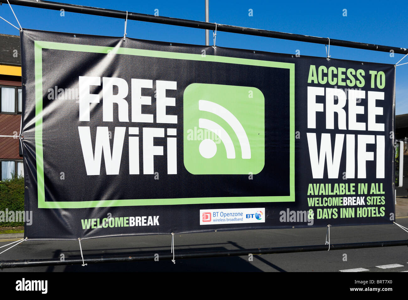 WiFi gratuito segno a Welcome Break stazione di servizio autostradale, Hartshead, M62, West Yorkshire, Inghilterra, Regno Unito Foto Stock