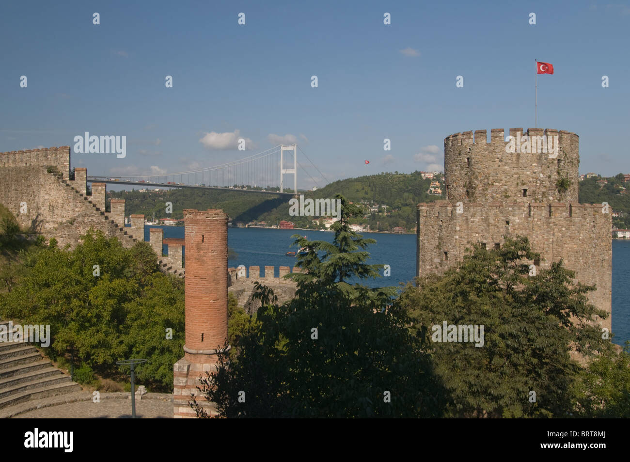 Il castello di Rumelihisar e Fatih Sultan Mehmet in Bosforo,istanbul, Turchia Foto Stock