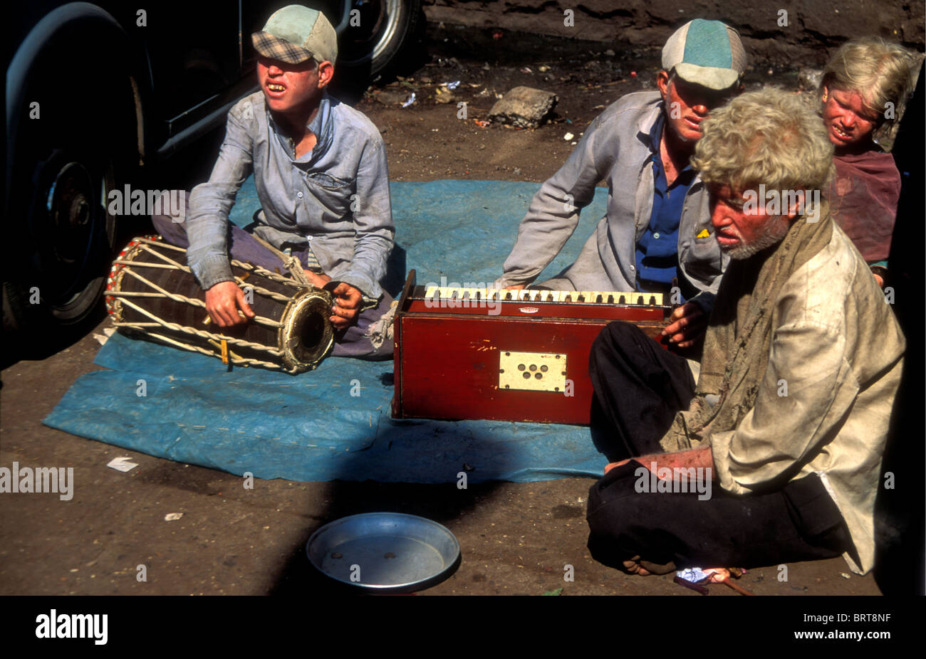 Albino musicisti di strada in Mumbai India Foto Stock