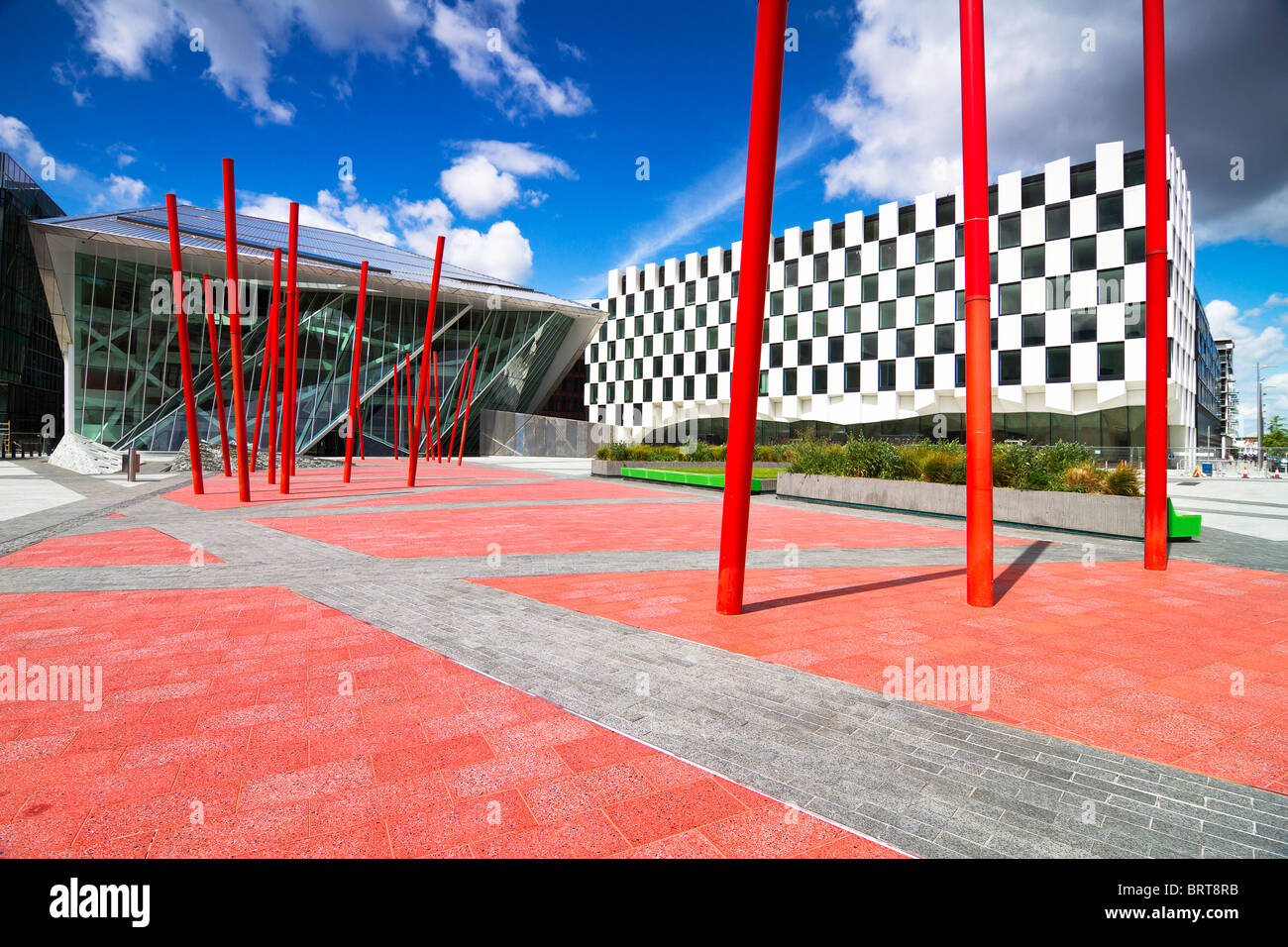 Grand Canal Square, un eccitante nuovo spazio urbano in Dublin Docklands, Irlanda. Foto Stock