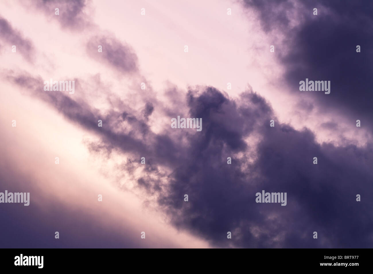 Foto di drammatico il cielo blu con nuvole di pioggia Foto Stock