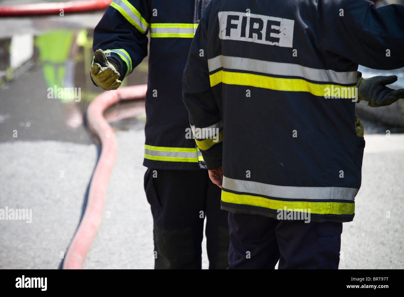 Firefighter brigata al lavoro. Profondità di campo. Foto Stock