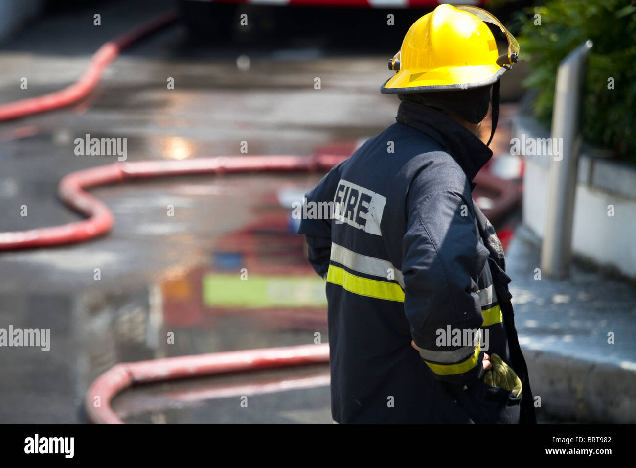 Firefighter brigata al lavoro. Profondità di campo. Foto Stock