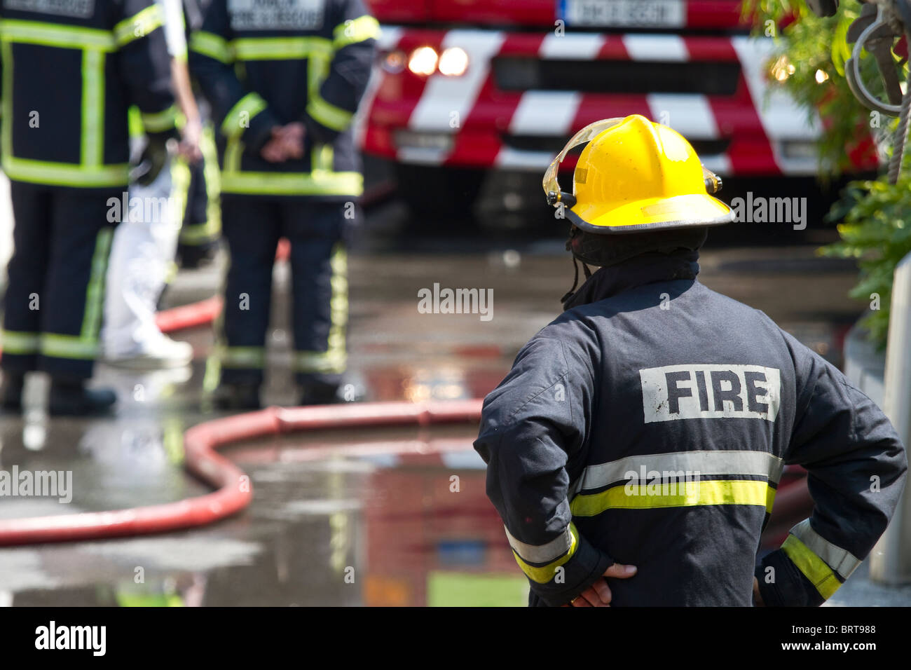 Firefighter brigata al lavoro. Profondità di campo. Foto Stock