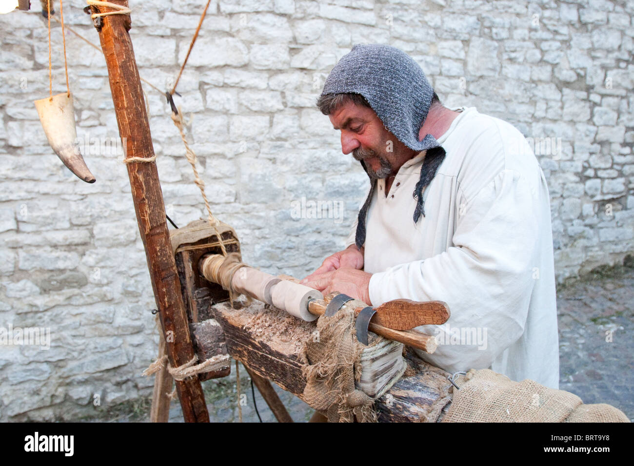 Antico borgo medioevale artigianato lavoratore lavoro lavoratori costumi costume fatto a mano artigianale maschere eurorpean maschera reconst storico Foto Stock