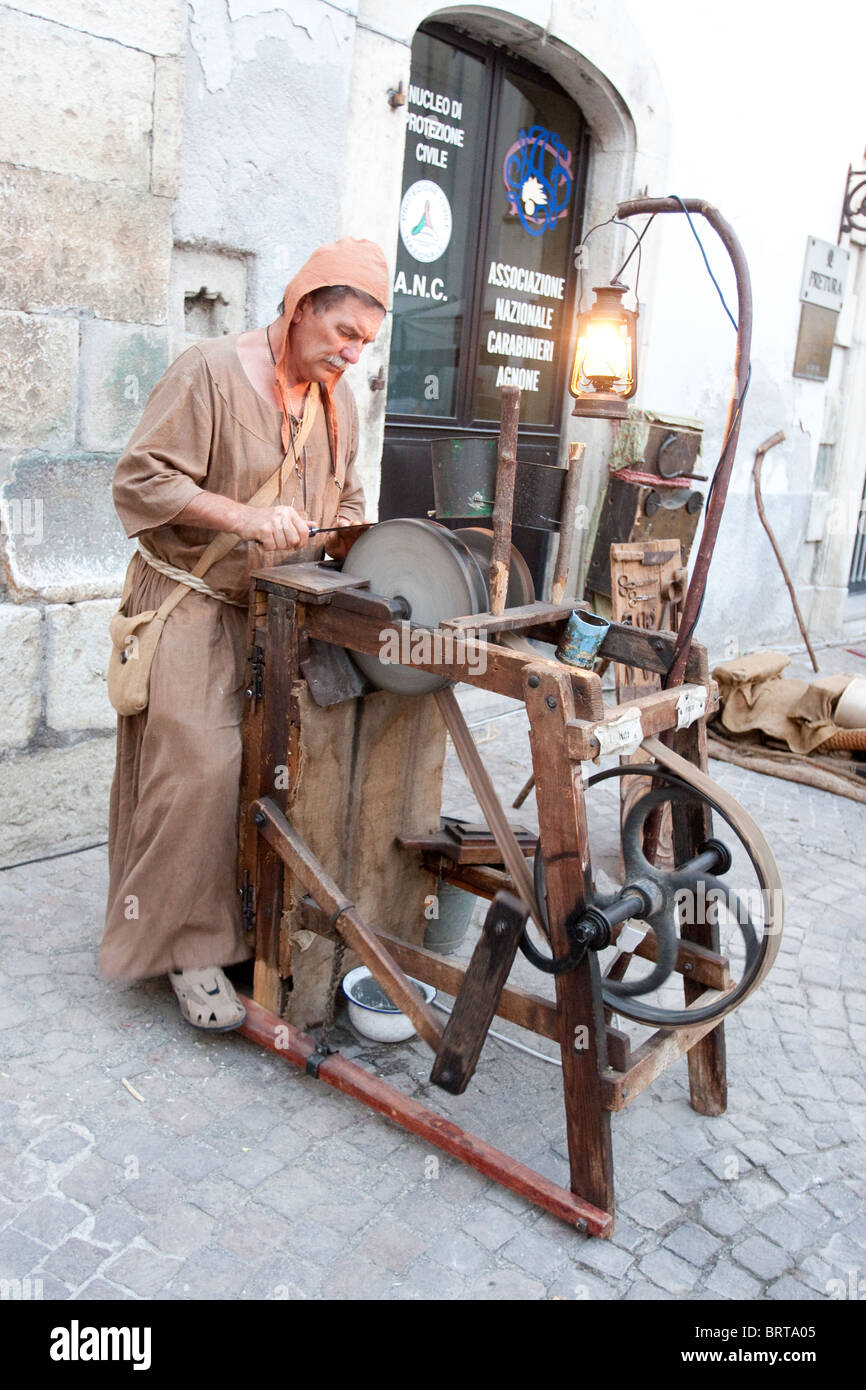Arrotino lame medievale di antico artigianato lavoratore lavoro costume fatto a mano artigianato eurorpean Foto Stock