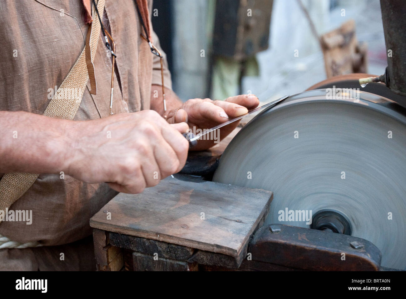 Arrotino lame medievale di antico artigianato lavoratore lavoro costume fatto a mano artigianato eurorpean Foto Stock