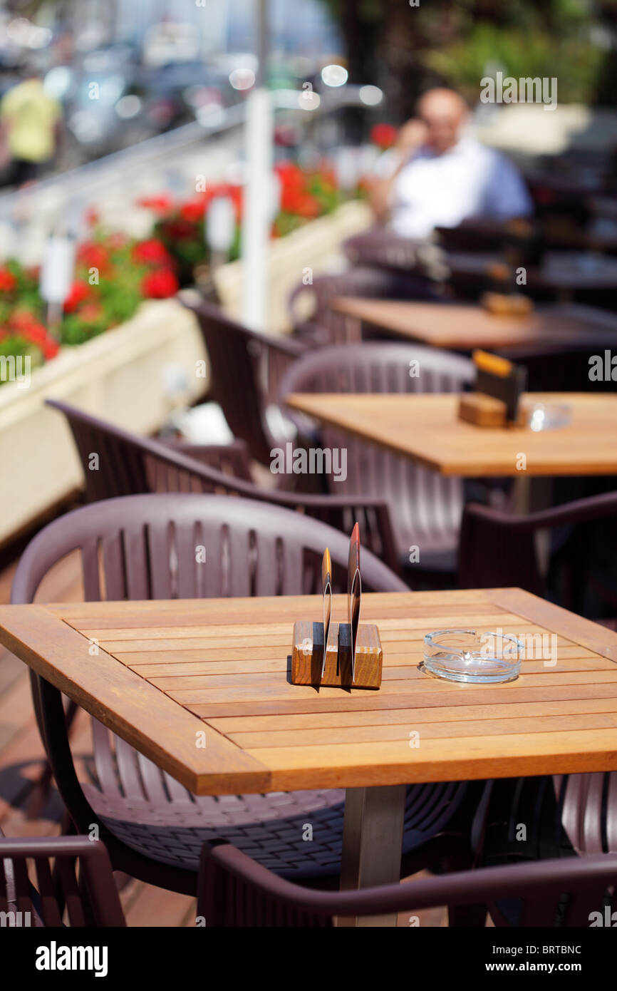 Libera sedie in cafe intorno a un tavolo Foto Stock
