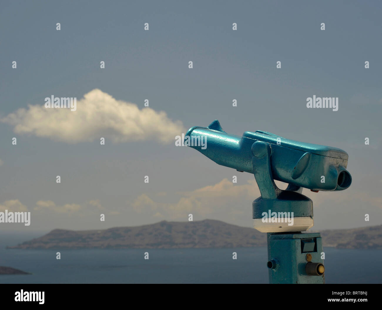 A gettone pay per view telescopio con vista sulla Caldera sull'isola greca di Santorini, appare anche come una pistola essendo sparati Foto Stock
