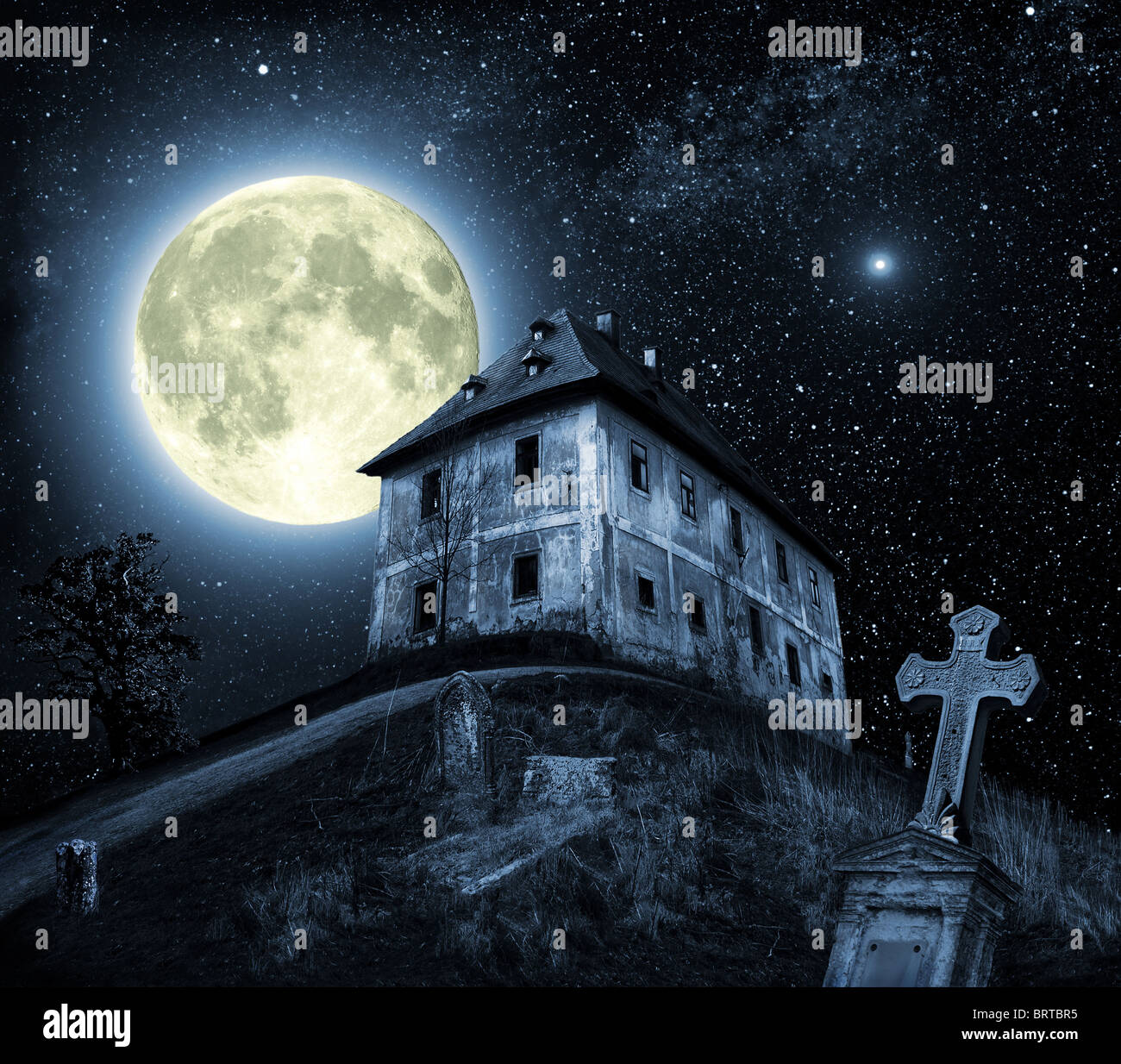 Scena notturna con Haunted House Foto Stock