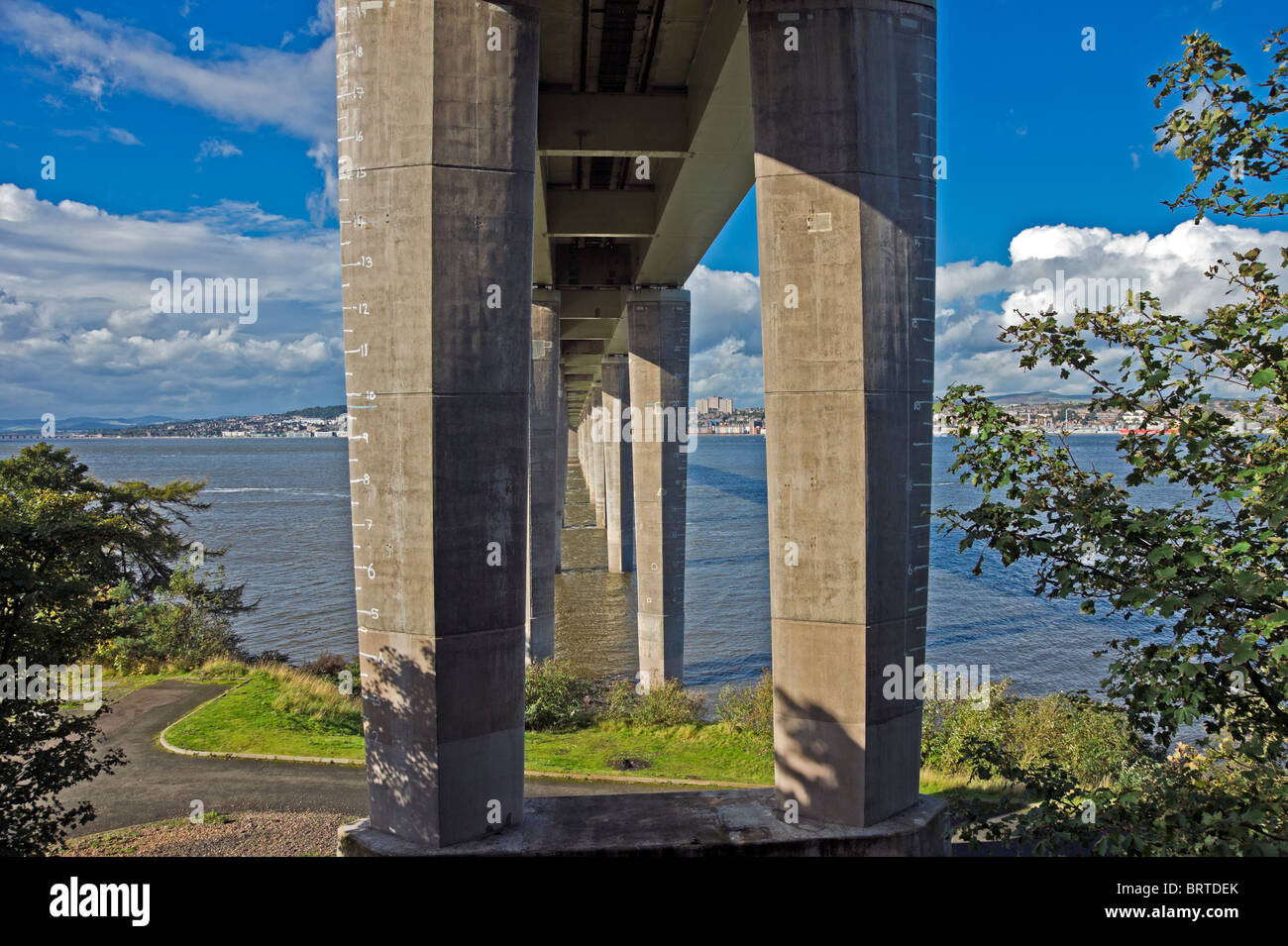 Tay Road Bridge che collega Fife con Dundee in Scozia attraversando il Firth of Tay come visto dal lato di Fife vicino a newport on tay Foto Stock