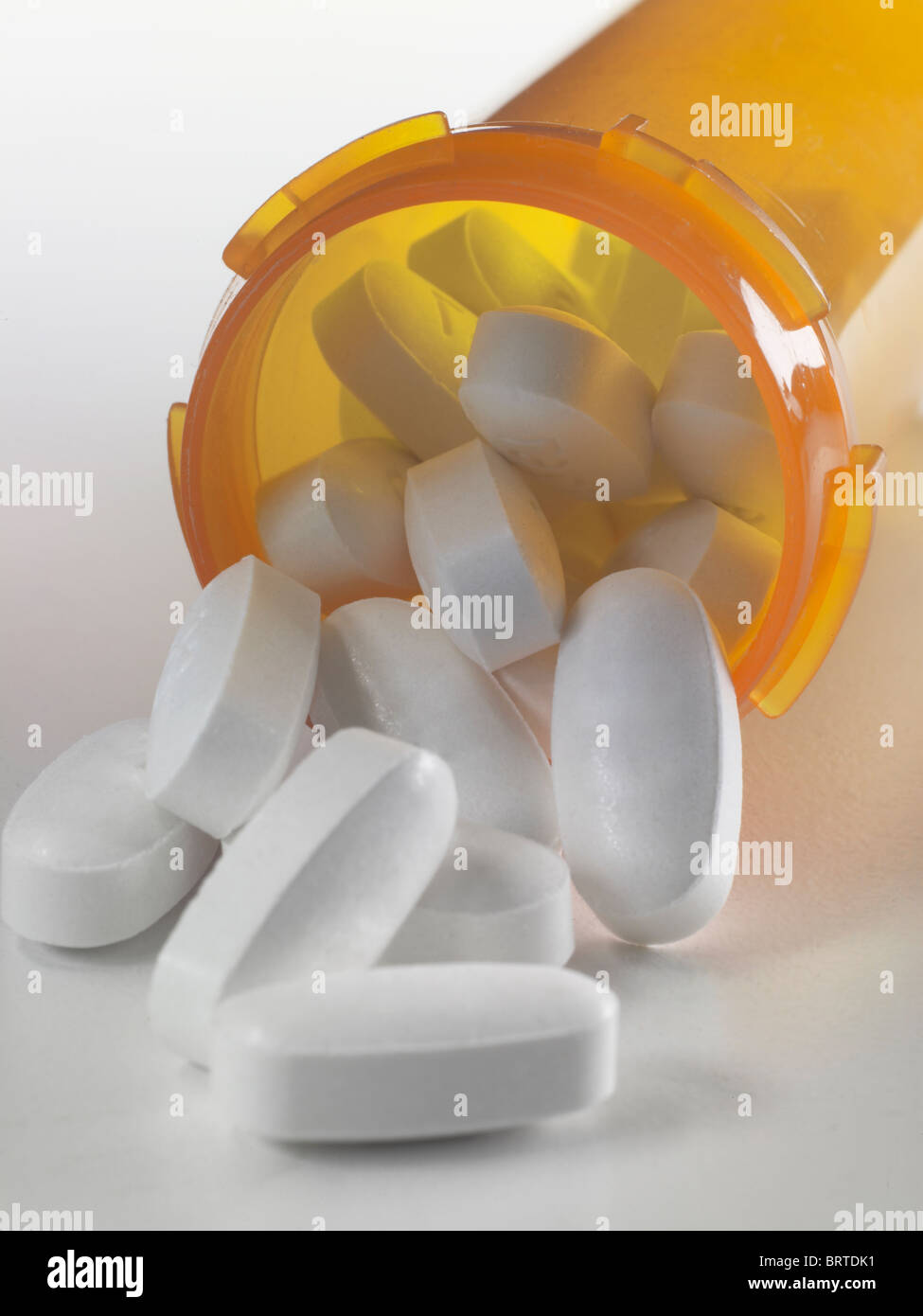 Pillole di bianco la fuoriuscita del farmaco di prescrizione medicina bottiglia, STATI UNITI D'AMERICA Foto Stock