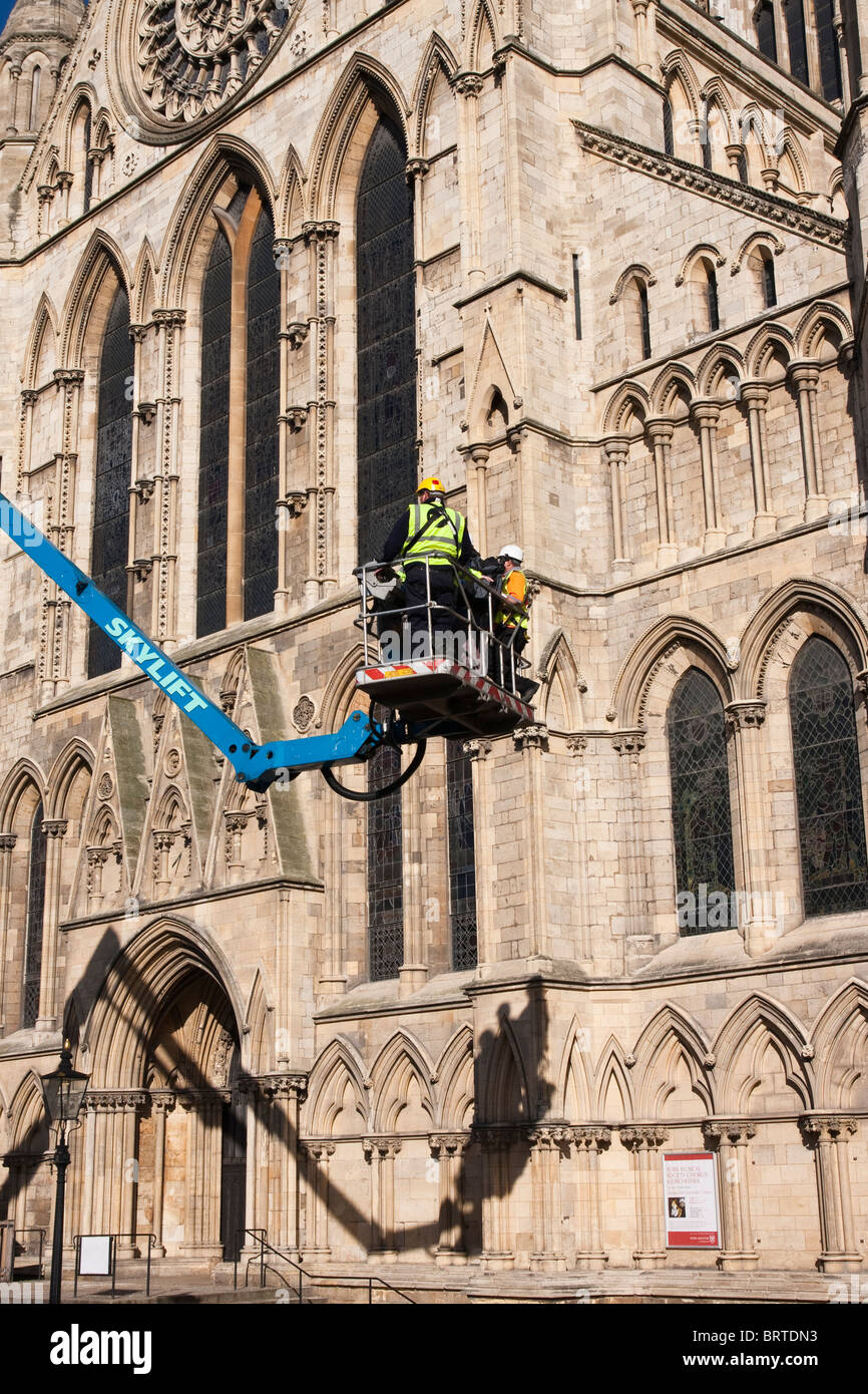 Il lavoro le persone utilizzando un skylift al sondaggio le parti alte della "York Minster' Foto Stock