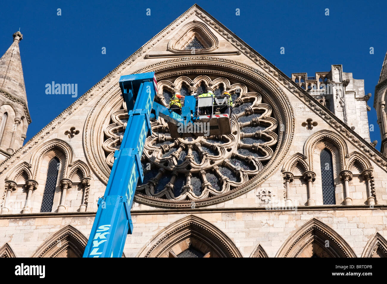 Il lavoro le persone utilizzando un skylift al sondaggio le parti alte della "York Minster' Foto Stock