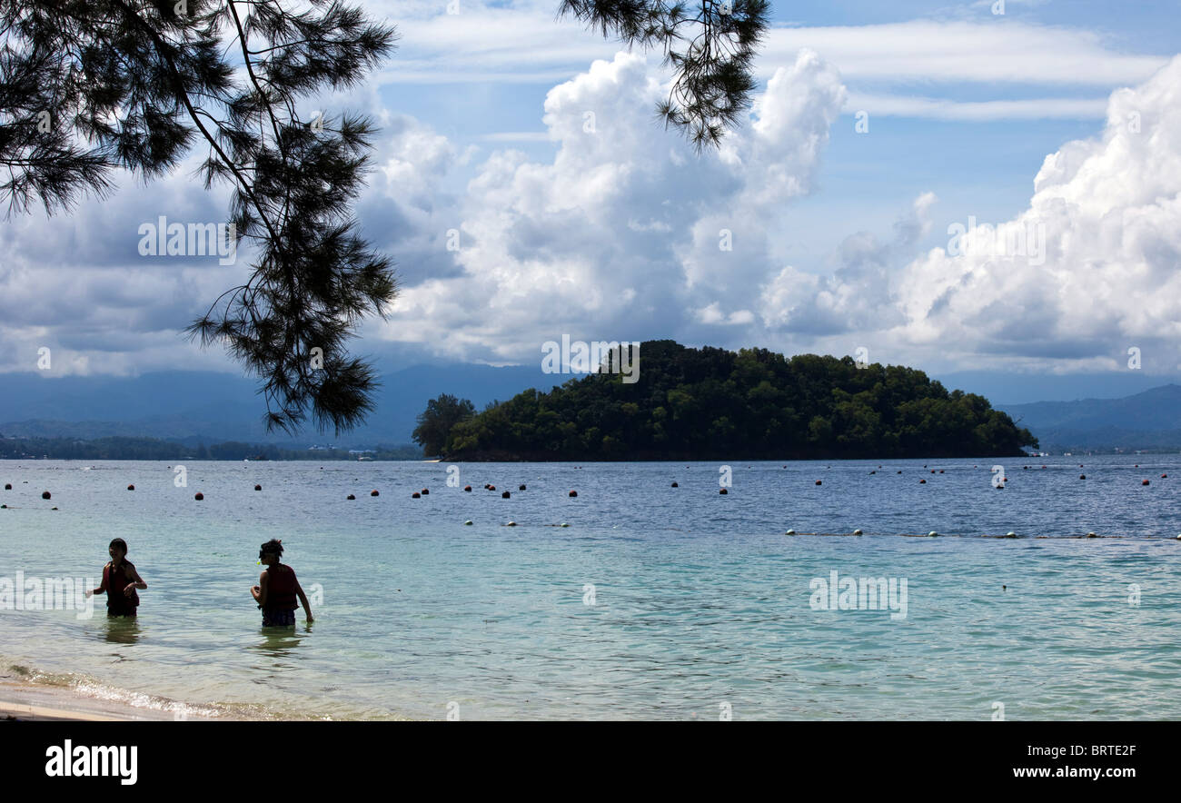 Una vista di Manukan isola vicino a Kota Kinabalu nel Sabah, malese a carico Foto Stock