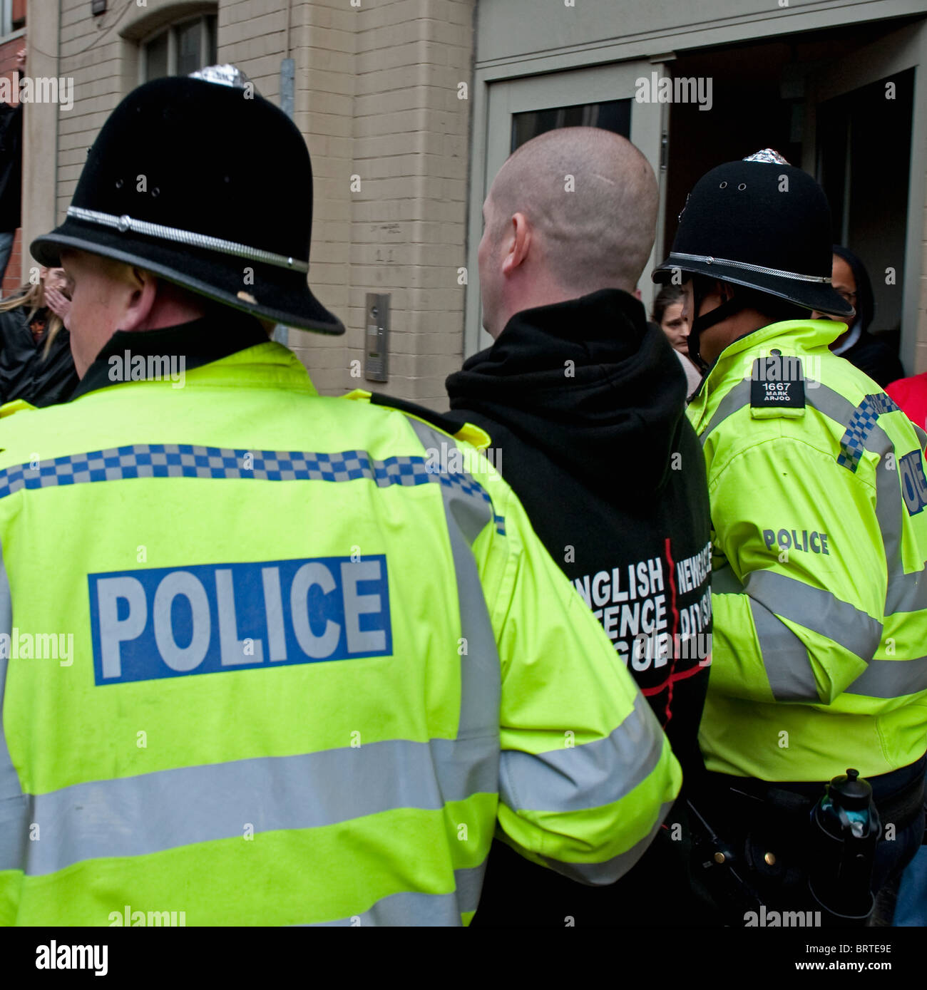 La polizia toglie un EDL stati come la difesa inglese League dimostrare a Leicester. Il 9 ottobre 2010. Foto Stock