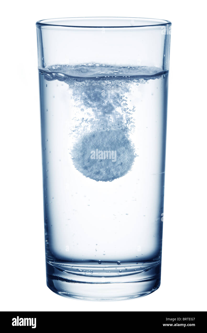 Pillola frizzante nel bicchiere d'acqua. Isolato su uno sfondo bianco. Foto Stock