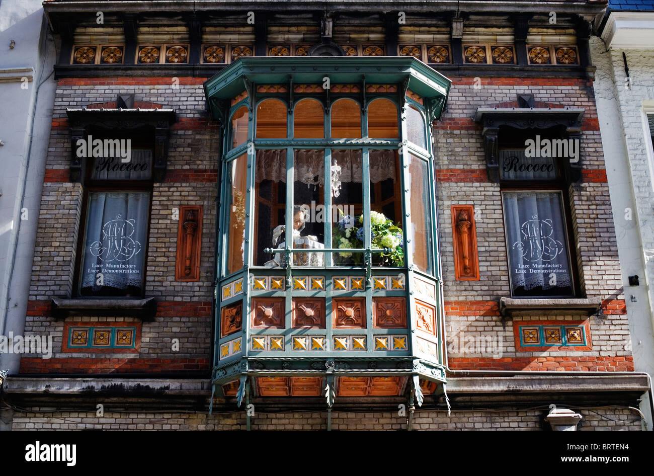 Negozio di seta primo piano baia finestra dettaglio di disegno, Bruges, Belgio, Europa Foto Stock