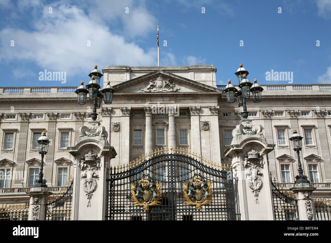 Buckingham Palace, anteriore e cancello con stemma reale Foto Stock