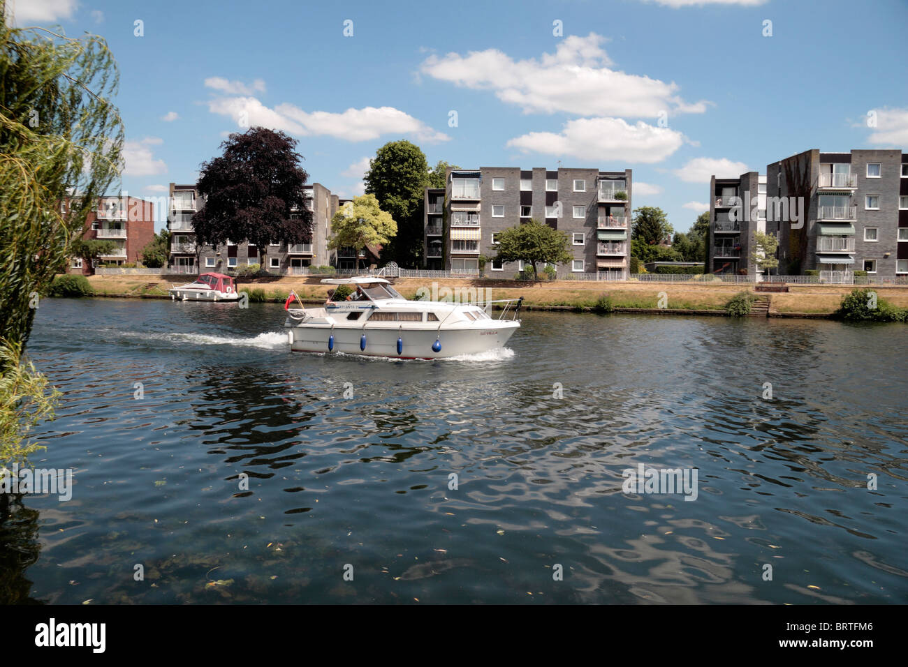 Una crociera in barca lungo il fiume Tamigi, passato alcune proprietà riverside, vicino a Staines, Surrey, Regno Unito. Foto Stock