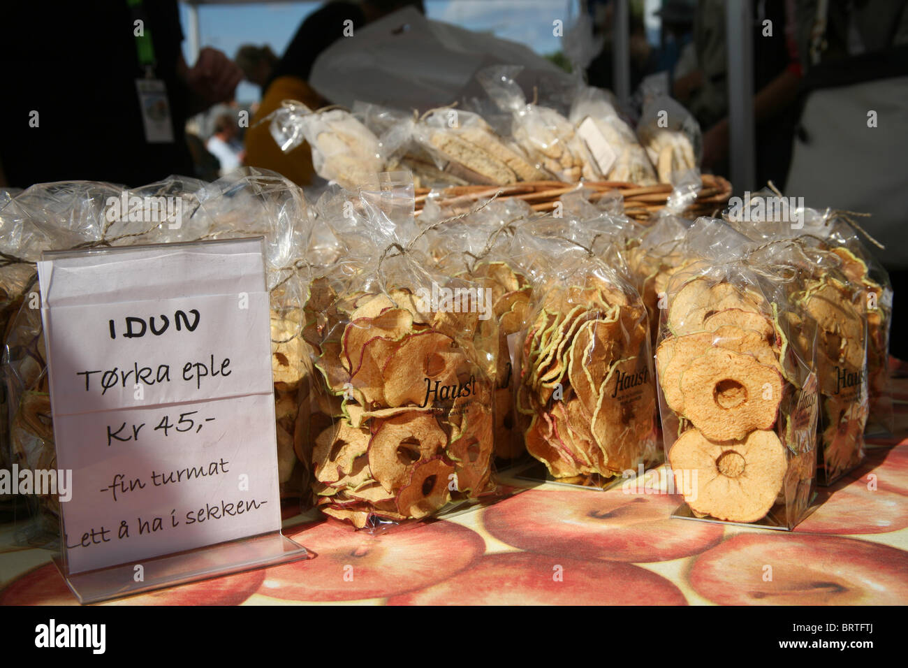 Food Festival a Bergen Bryggen davanti al vecchio legno magazzini di pesca nel porto un sito patrimonio mondiale dell'UNESCO. Foto Stock