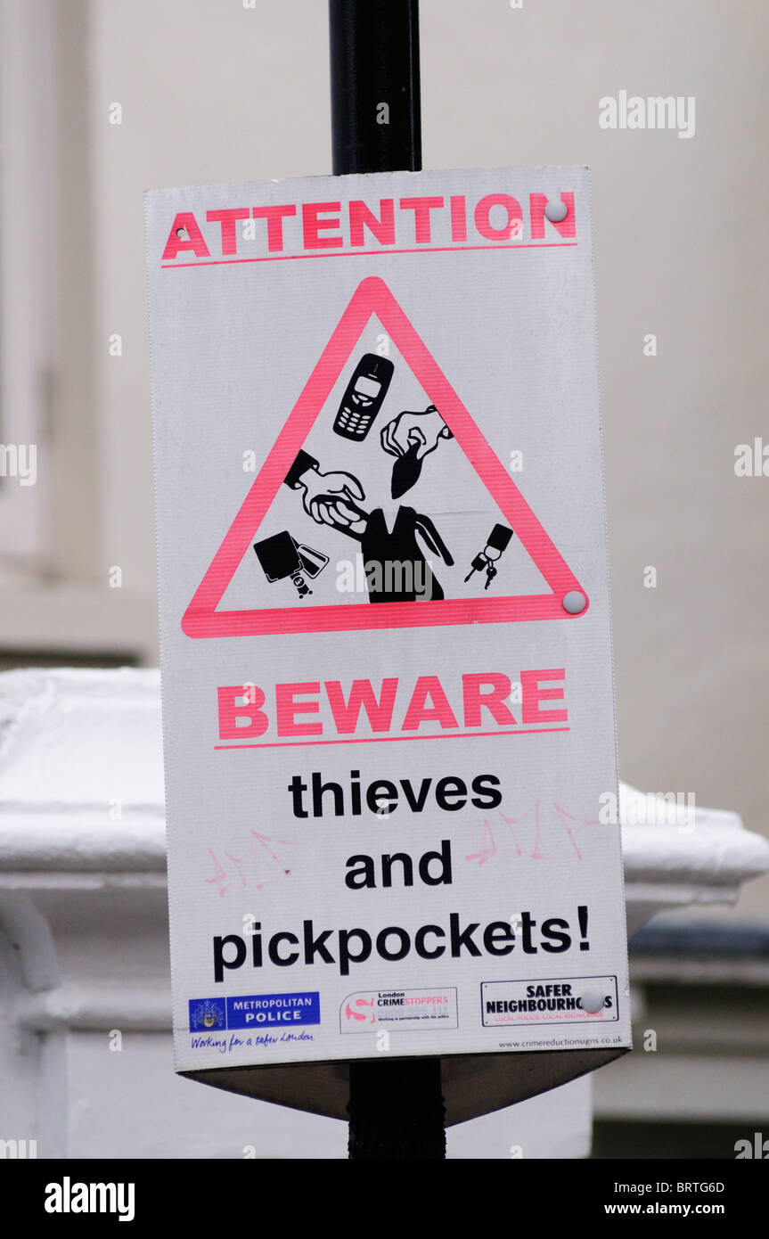 Attenzione attenzione di ladri e borseggiatori segno avviso, Portobello Road a Notting Hill, Londra, Inghilterra, Regno Unito Foto Stock