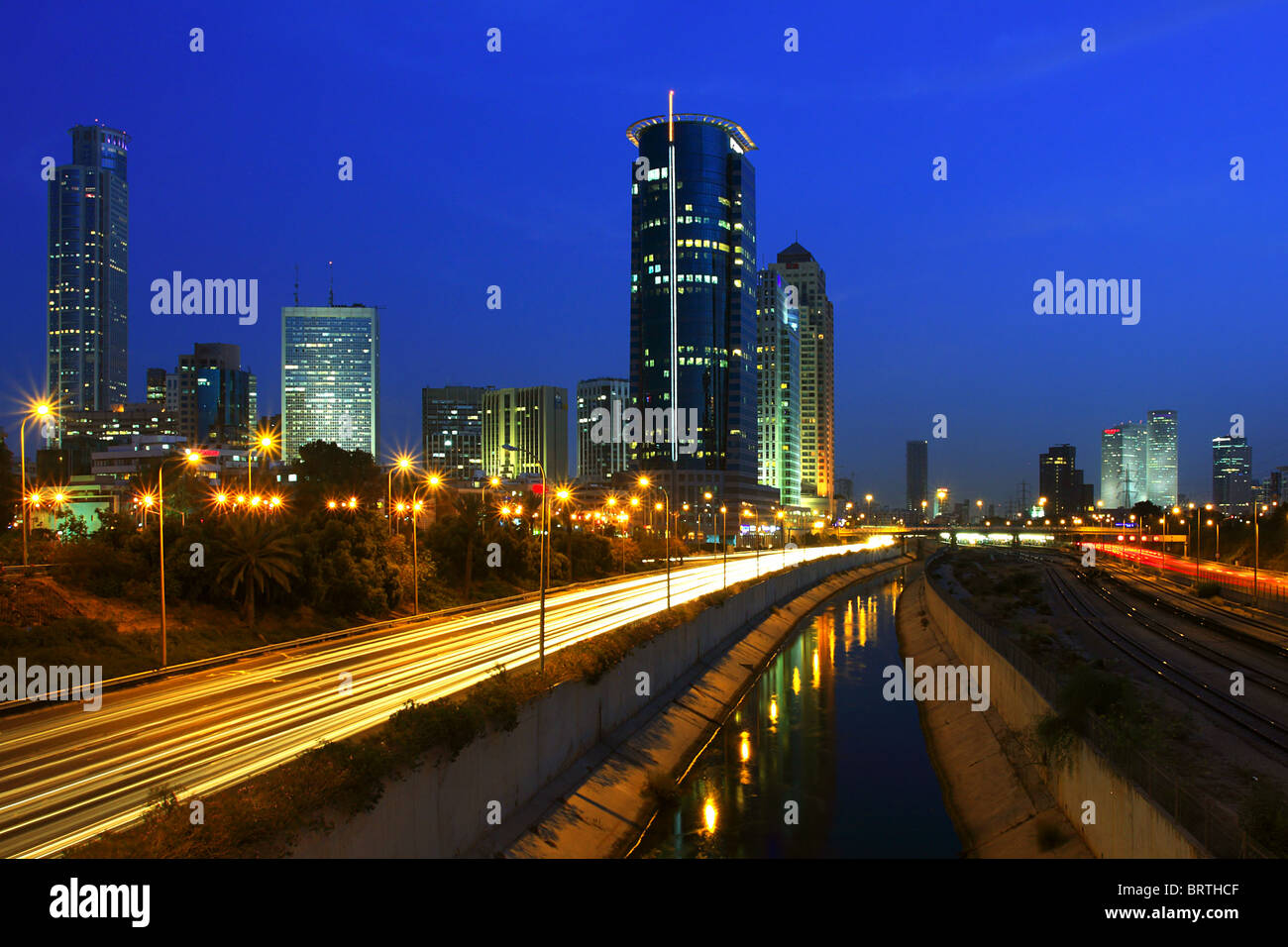 Tel Aviv downtown e Ayalon freeway a notte. Foto Stock