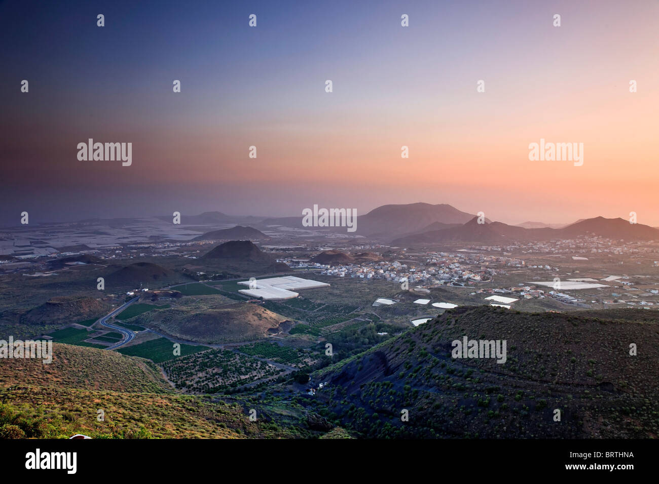 Isole Canarie, Tenerife, Arona, vista di Est costa di Tenerife al tramonto Foto Stock