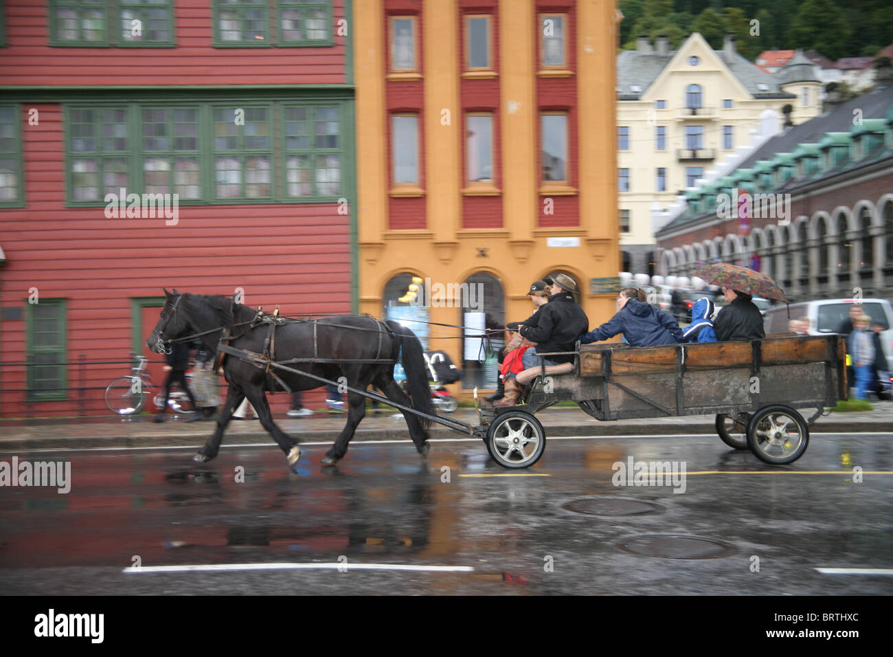 I turisti che viaggiano in un cavallo e il carrello sulla parte anteriore dell'acqua a Bergen Foto Stock