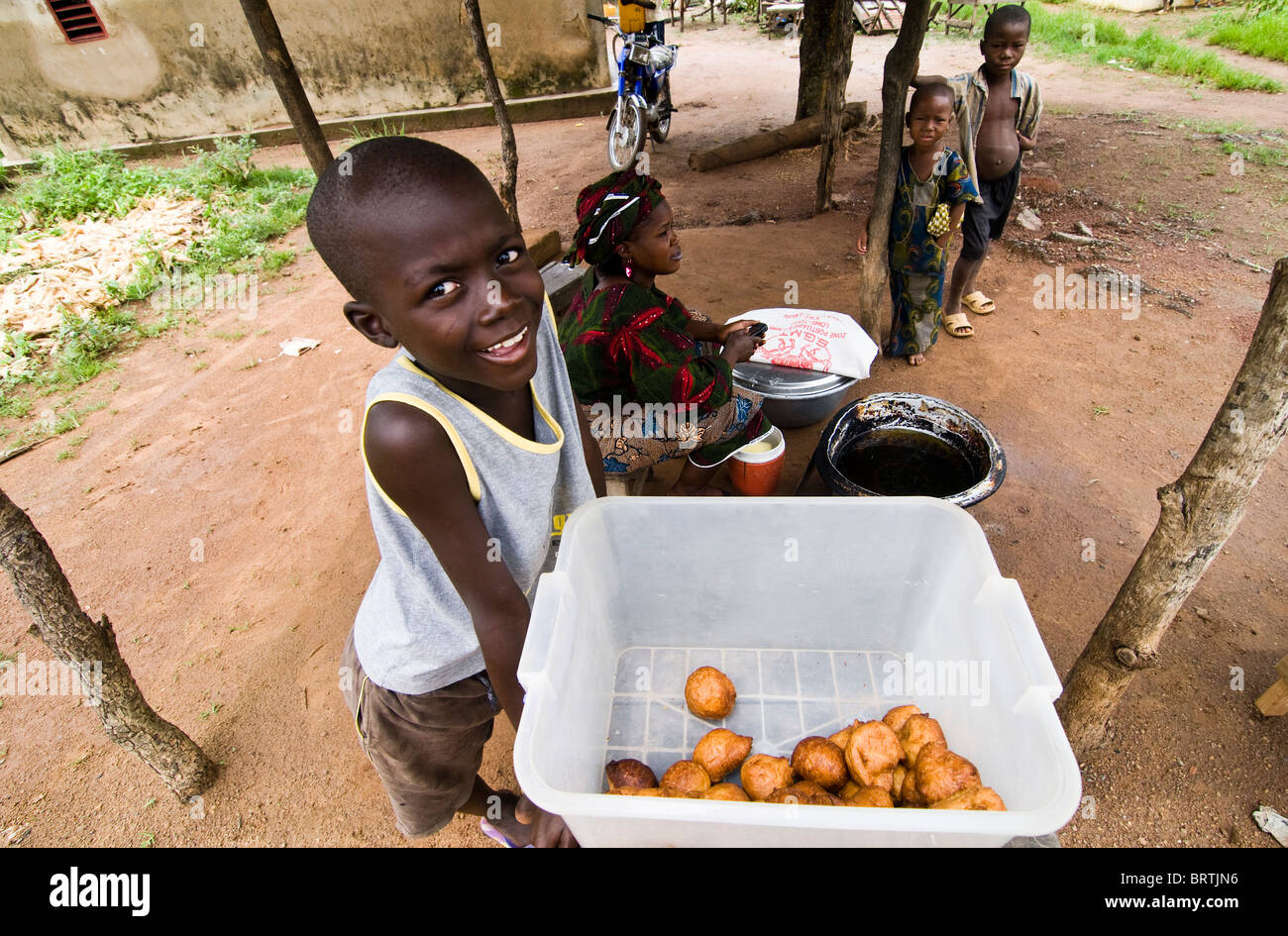 Bambini gateaux di vendita in un mercato locale in Nord Benin. Foto Stock