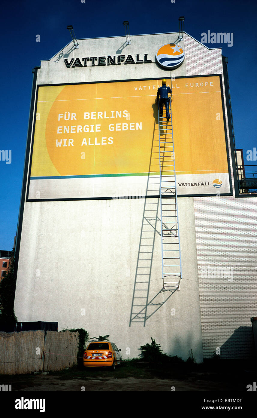 Vattenfall Europe pubblicità sul frontone della parete di un edificio di appartamenti nel centro di Berlino. Foto Stock