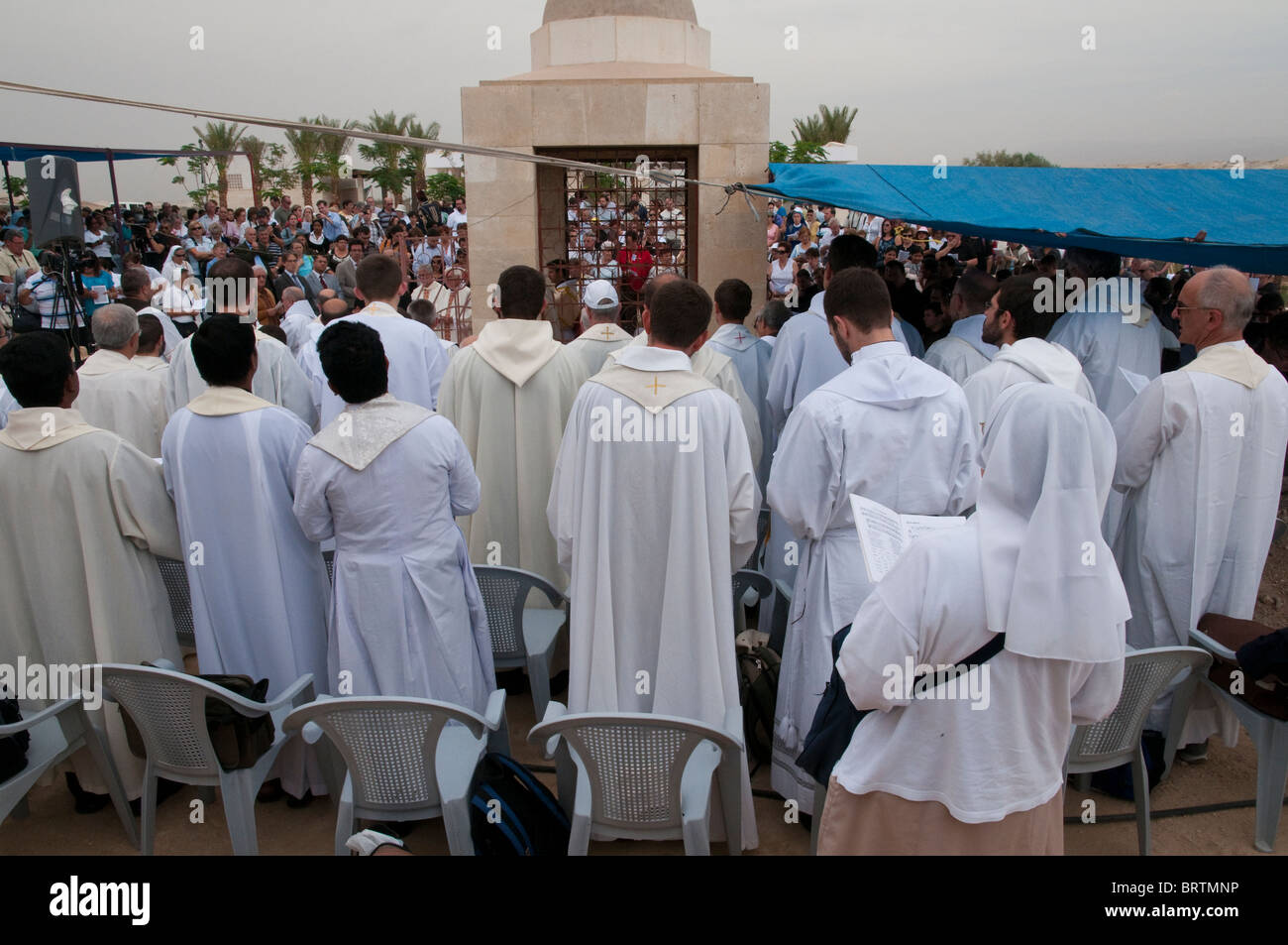Processione dai frati francescani al sito battesimale sul fiume Giordano. Gerico. Terra Santa Foto Stock