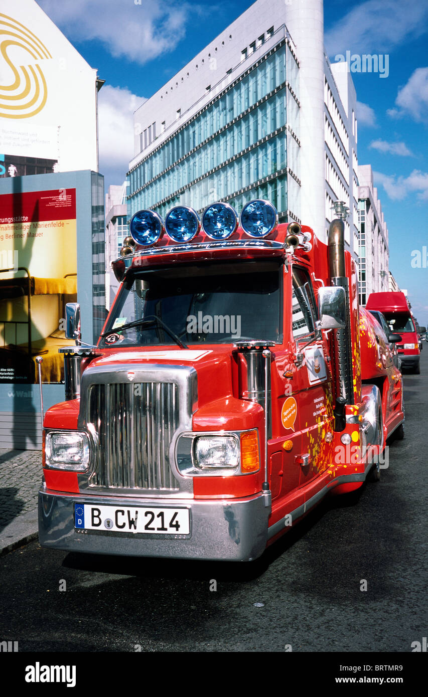 Berlino Museo Currywurst promozione carrello al Checkpoint Charlie di Berlino. Foto Stock