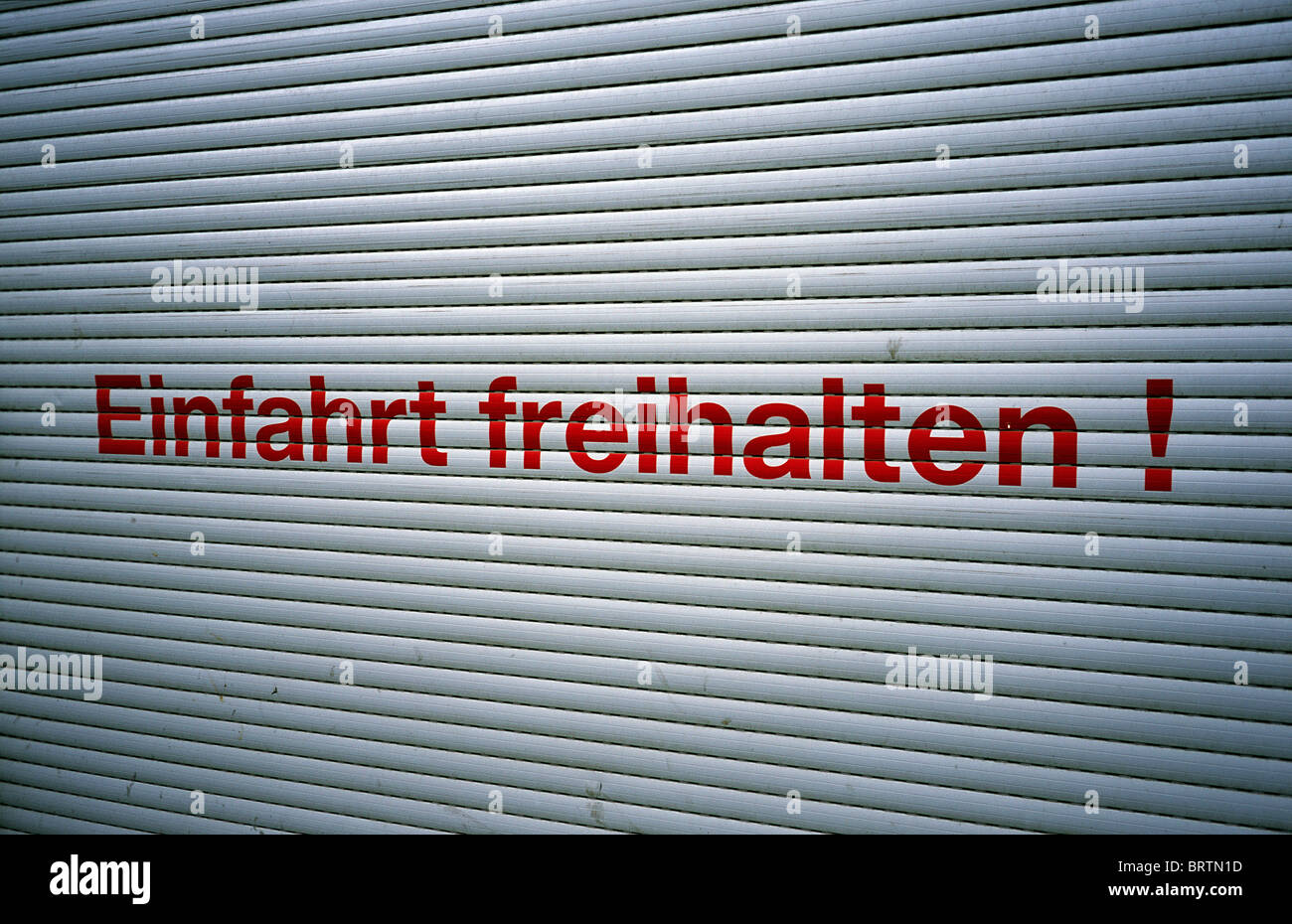 'Tenere sgombra l' avviso su un garage privato a Berlino. Foto Stock