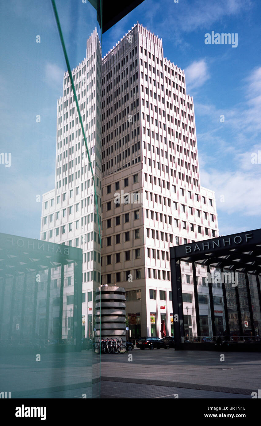 Parte del centro Beisheim riflettendo in facciata della Bahn Torre a Potsdamer Platz nella capitale tedesca di Berlino. Foto Stock