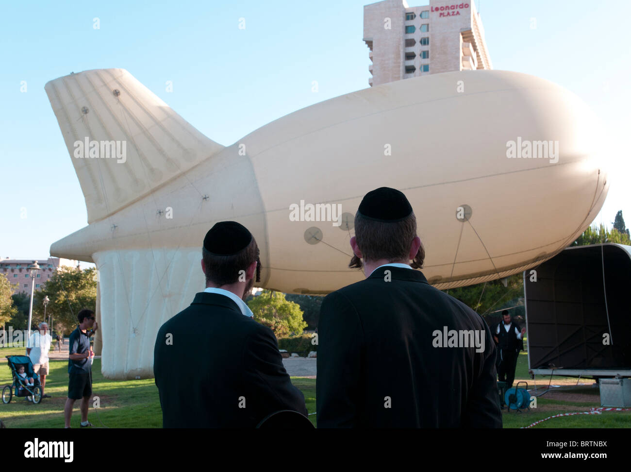 Due ebrei ortodossi la visione di una sorveglianza di polizia gonfiabile. Gerusalemme. Israele Foto Stock