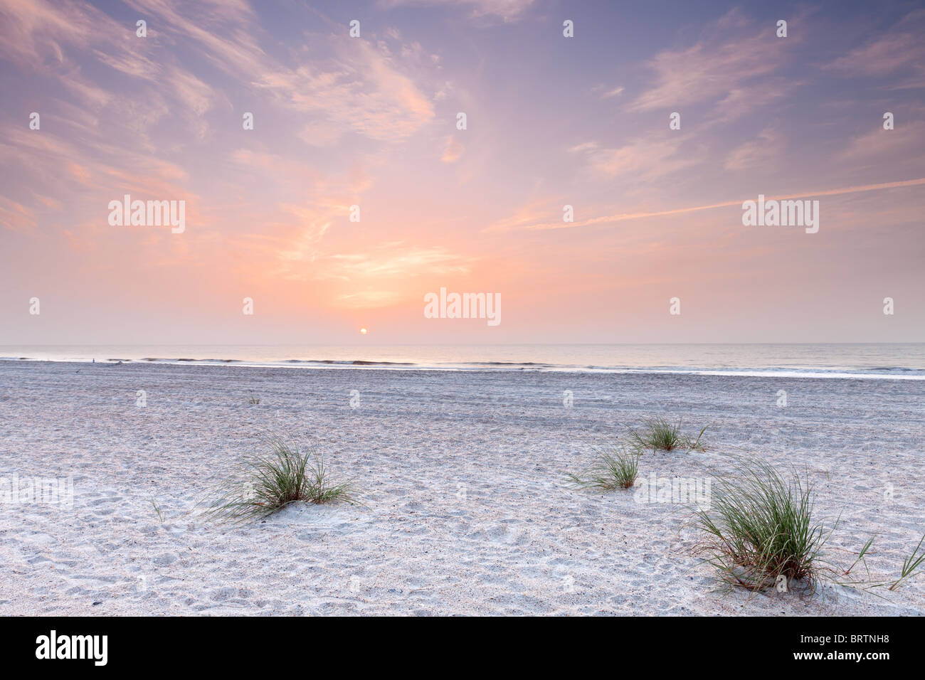 Sunrise oltre oceano Atlantico nel sud della Florida. Fernandina Beach, Florida, Stati Uniti d'America Foto Stock