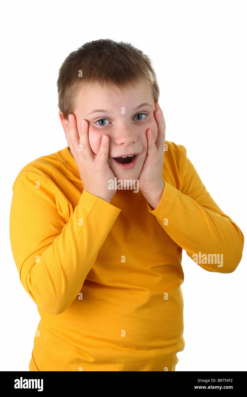 10 anno vecchio ragazzo piacevolmente sorpreso isolato su bianco Foto Stock